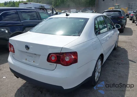2010 Volkswagen Jetta Wolfsburg Edition z USA, uszkodzony, nr VIN 3VWRA7AJ6AM059828